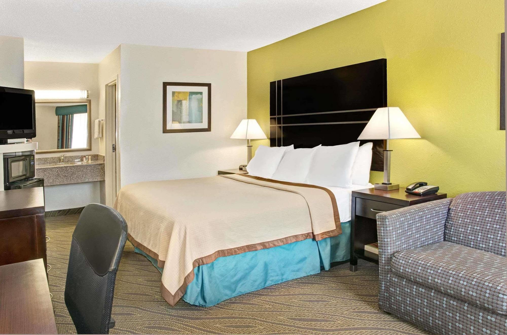 Hotel Howard Johnson By Wyndham Houston Heights Downtown Extérieur photo